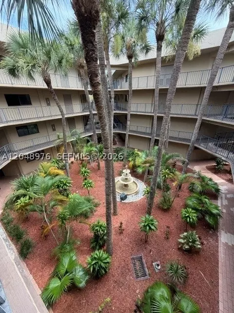 8635 NW 8th St #303, Miami, FL 33126
