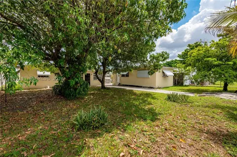 Exterior - 292 W 39th Pl, Hialeah, FL 33012 photo 3 of 6