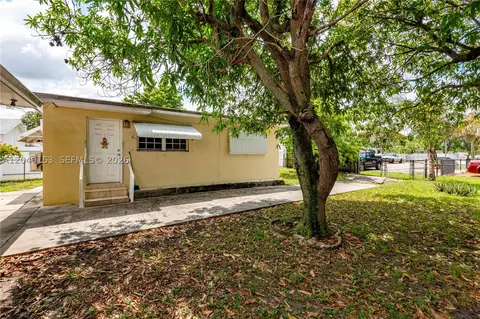 Exterior - 292 W 39th Pl, Hialeah, FL 33012 photo 4 of 6