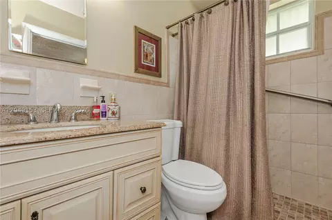 Bath - 292 W 39th Pl, Hialeah, FL 33012 photo 3 of 3