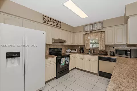 Kitchen - 292 W 39th Pl, Hialeah, FL 33012 photo 2 of 4