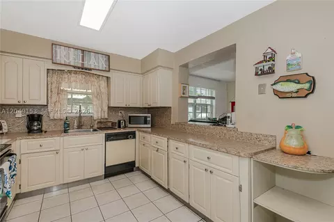 Kitchen - 292 W 39th Pl, Hialeah, FL 33012 photo 1 of 4