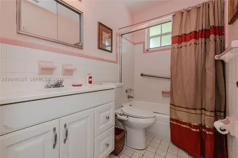 Bath - 292 W 39th Pl, Hialeah, FL 33012 photo 2 of 3