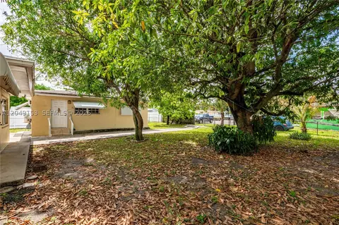 Exterior - 292 W 39th Pl, Hialeah, FL 33012 photo 2 of 6