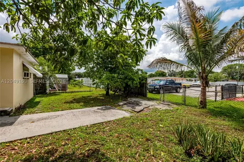 Exterior - 292 W 39th Pl, Hialeah, FL 33012 photo 6 of 6