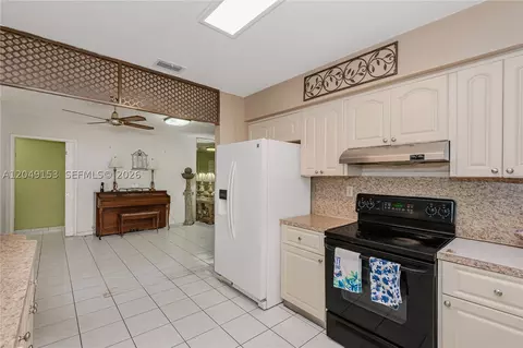 Kitchen - 292 W 39th Pl, Hialeah, FL 33012 photo 4 of 4