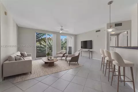 2421 NE 65th St #403, Fort Lauderdale, FL 33308