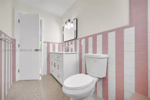 Bath - 1380 W 60th Ter, Hialeah, FL 33012 photo 4 of 4