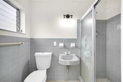 Bath - 1380 W 60th Ter, Hialeah, FL 33012 photo 1 of 4