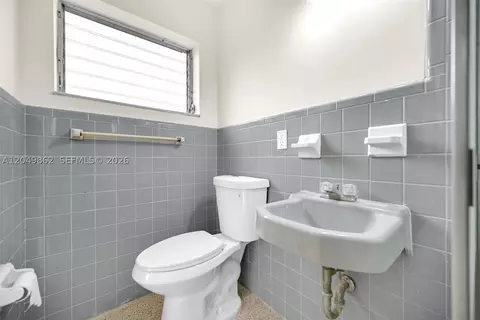 Bath - 1380 W 60th Ter, Hialeah, FL 33012 photo 2 of 4