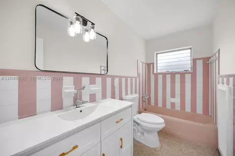 Bath - 1380 W 60th Ter, Hialeah, FL 33012 photo 3 of 4
