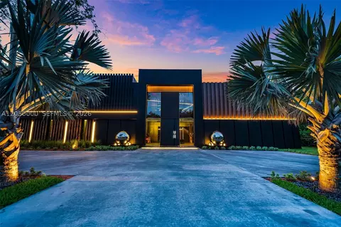 Exterior - 13500 SW 69th Ave, Pinecrest, FL 33156 photo 8 of 25