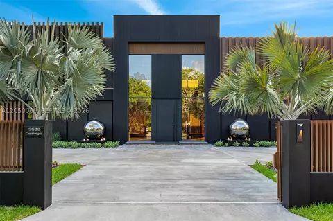 Exterior - 13500 SW 69th Ave, Pinecrest, FL 33156 photo 23 of 25