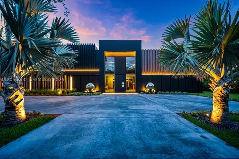 Exterior - 13500 SW 69th Ave, Pinecrest, FL 33156 photo 9 of 25