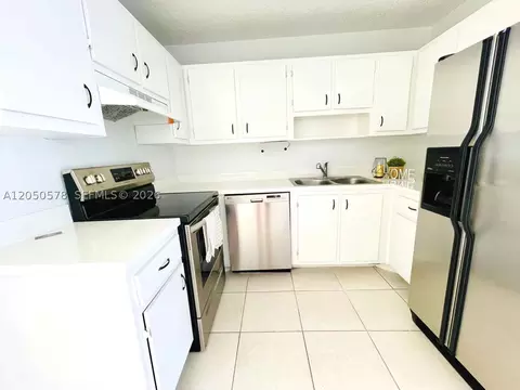 Kitchen - 4503 SE Ontario Dr, Stuart, FL 34997 photo 2 of 3