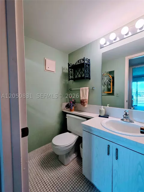 Bath - 3076 Exeter E #3076, Boca Raton, FL 33434 photo 4 of 5