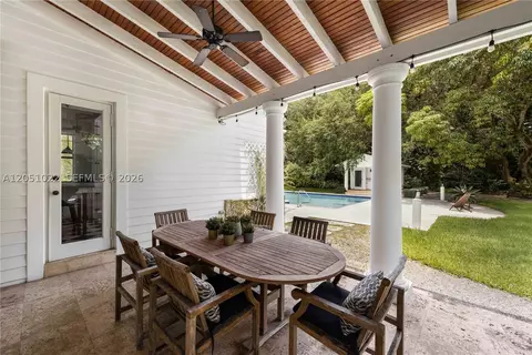 Exterior - 6845 SW 98th St, Pinecrest, FL 33156 photo 9 of 12