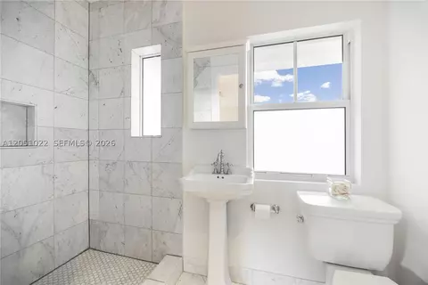 Bath - 6845 SW 98th St, Pinecrest, FL 33156 photo 6 of 6