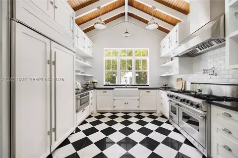 Kitchen - 6845 SW 98th St, Pinecrest, FL 33156 photo 2 of 6