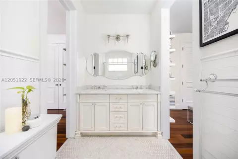 Bath - 6845 SW 98th St, Pinecrest, FL 33156 photo 4 of 6