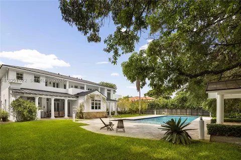 Exterior - 6845 SW 98th St, Pinecrest, FL 33156 photo 10 of 12