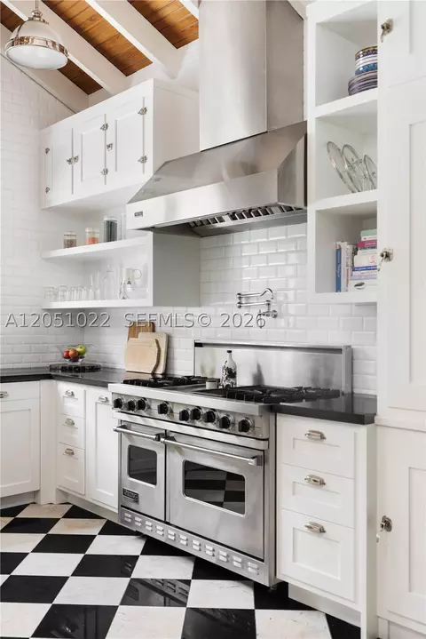 Kitchen - 6845 SW 98th St, Pinecrest, FL 33156 photo 4 of 6