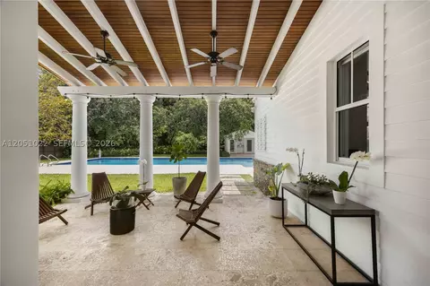 Exterior - 6845 SW 98th St, Pinecrest, FL 33156 photo 7 of 12