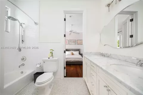 Bath - 6845 SW 98th St, Pinecrest, FL 33156 photo 3 of 6