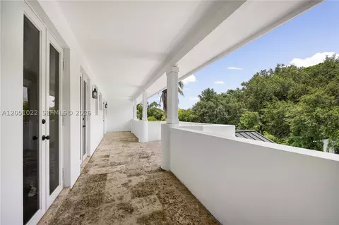 Exterior - 6845 SW 98th St, Pinecrest, FL 33156 photo 6 of 12