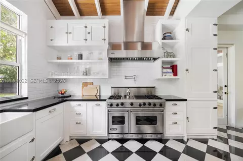 Kitchen - 6845 SW 98th St, Pinecrest, FL 33156 photo 5 of 6