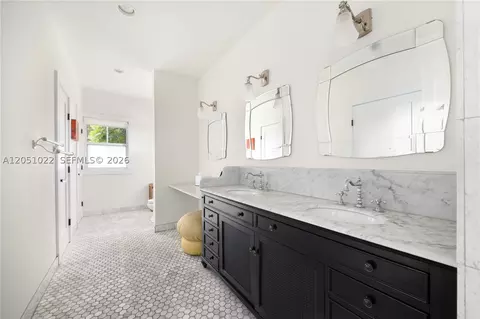 Bath - 6845 SW 98th St, Pinecrest, FL 33156 photo 1 of 6