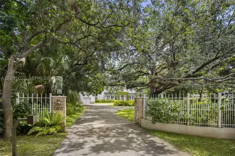 Exterior - 6845 SW 98th St, Pinecrest, FL 33156 photo 2 of 12
