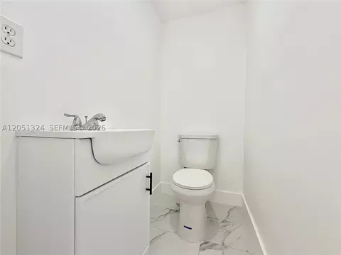 Bath - 685 SE Park Dr, Hialeah, FL 33010 photo 2 of 3