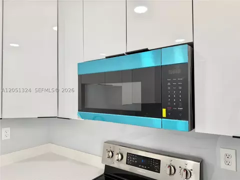 Kitchen - 685 SE Park Dr, Hialeah, FL 33010 photo 5 of 7