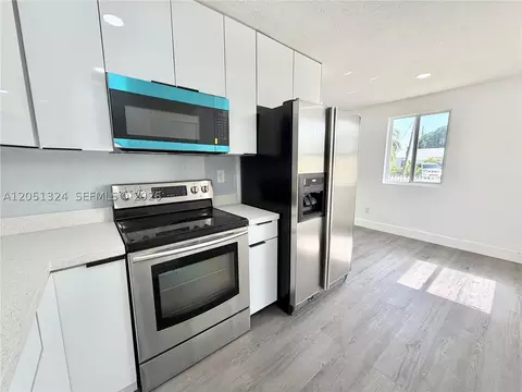 Kitchen - 685 SE Park Dr, Hialeah, FL 33010 photo 4 of 7