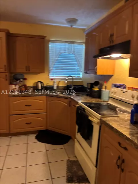 1011 NW 183rd Dr, Miami Gardens, FL 33169