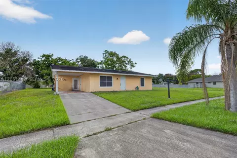 369 NE Camelot Dr, Port Saint Lucie, FL 34983