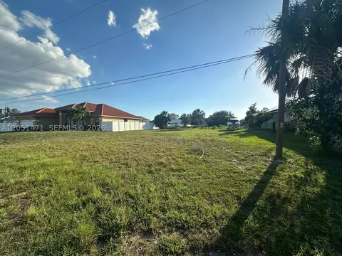930 SW 8th Pl, Cape Coral, FL 33991