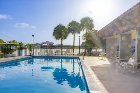 10000 NW 9th St Cir #21, Miami, FL 33172