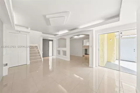 9674 Fontainebleau Blvd #28, Miami, FL 33172