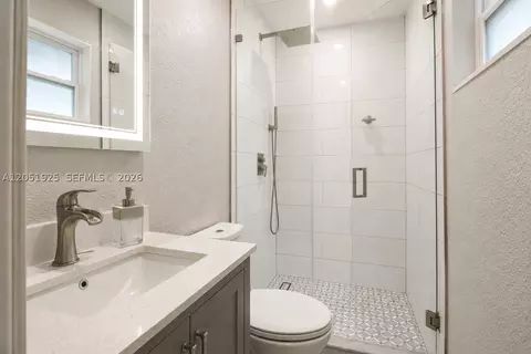 Bath - 5865 W 13 Ave, Hialeah, FL 33012 photo 1 of 2