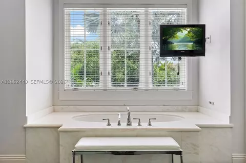 Bath - 6201 Chapman Field Dr, Pinecrest, FL 33156 photo 2 of 7