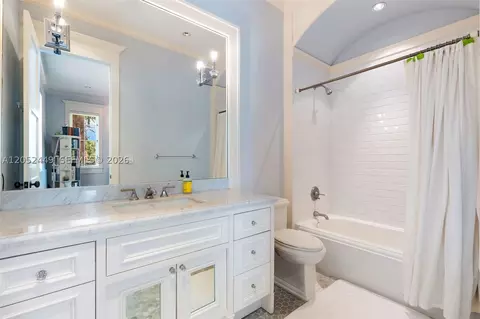 Bath - 6201 Chapman Field Dr, Pinecrest, FL 33156 photo 5 of 7