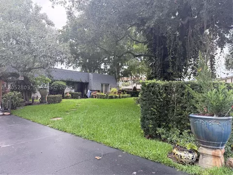 8541 N Lake Dasha Dr, Plantation, FL 33324