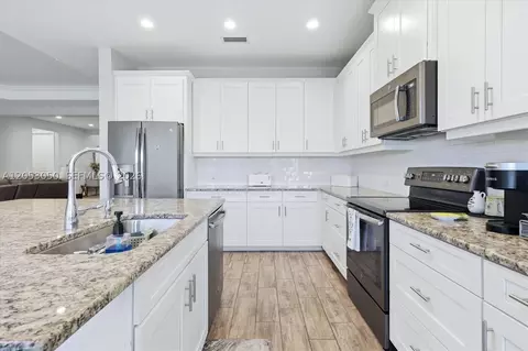 Kitchen - 1109 Thornbury Dr, Parrish, FL 34219 photo 3 of 3