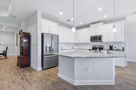 Kitchen - 1109 Thornbury Dr, Parrish, FL 34219 photo 2 of 3