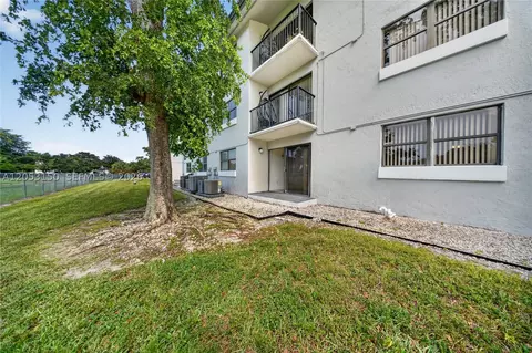 Exterior - 7195 NW 179th St #109, Hialeah, FL 33015 photo 4 of 9