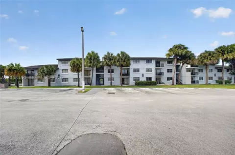 Exterior - 7195 NW 179th St #109, Hialeah, FL 33015 photo 2 of 9