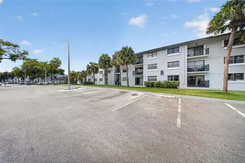 Exterior - 7195 NW 179th St #109, Hialeah, FL 33015 photo 3 of 9