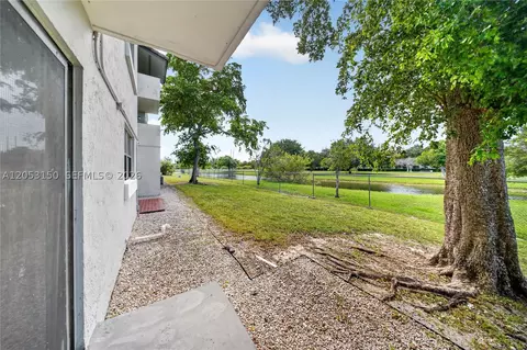 Exterior - 7195 NW 179th St #109, Hialeah, FL 33015 photo 6 of 9